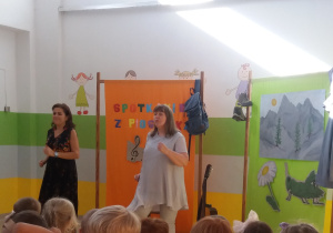 Pani Agatka i pani Anetka ilustrują piosenkę ruchem.
