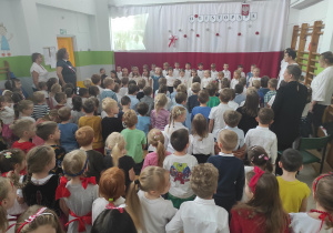 Wszyscy obecni na apelu śpiewają hymn Polski.