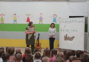 Pani Agatka trzyma w ręku ilustracje przedstawiającą rybę. Obok pani Agatki stoi pani Anetka.