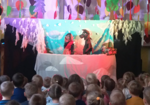 Baba Jaga rozmawia z wilkiem.