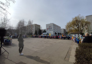 Widok na wszystkich uczestników spotkania od strony frontu budynku