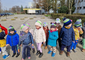 Dzieci z grupy XII z opaskami na głowach