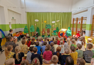 Widok z tyłu sali na dzieci