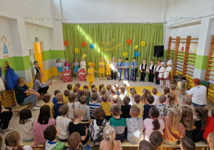 Widok z końca sali na scenę