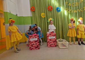 Trzy dziewczynki recytujące wiersz