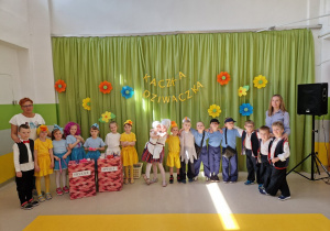 Wspólne zdjęcie dzieci i pań z grupy X