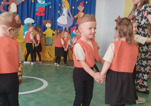 Dzieci z grupy I przedstawiające taniec i piosenkę do bajki "Miś Uszatek"