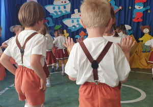 Dzieci z grupy V przedstawiające taniec i piosenkę do bajki "Jaś i Małgosia"