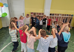 Dzieci z grupy 6 podczas tańca w kole