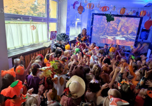 Dzieci i bański mydlane podczas zabawy