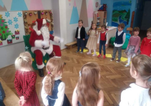 Dzieci z grupy VIII recytują wiersz dla Mikołaja.