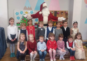 Wspólne zdjęcie dzieci z grupy VIII z Mikołajem.