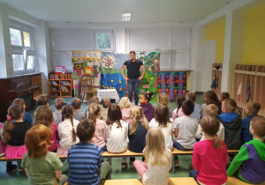 Aktor zapowiada dzieciom wstęp bajki.