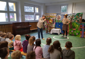 Aktorzy przebrani za babcię i dziadka rozmawiają ze sobą.
