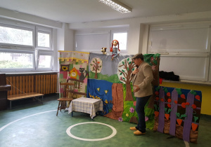 Ania Złośnica w towarzystwie pieska rozmwaia z dziadkiem.