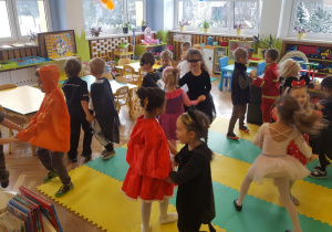 Zabawy przy muzyce w grupie VI