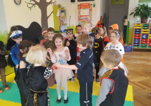Konkurs w grupie VI pt. "Zatrute jabłko"