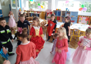 Dzieci z grupy VIII podczas zabawy