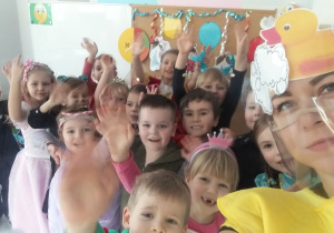 Wspólne zdjęcie dzieci i wychowawcy z grupy VIII