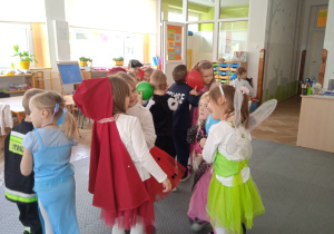 Dzieci z grupy VII podczas zabaw z balonami