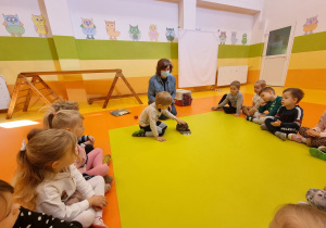 Chłopiec z I grupy głaszcze jeża.