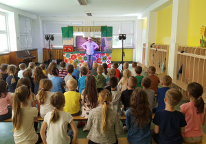 Aktor zapowiada dzieciom wstęp do bajki.