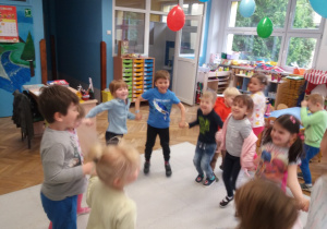 Grupa VIII podczas zabaw przy muzyce.