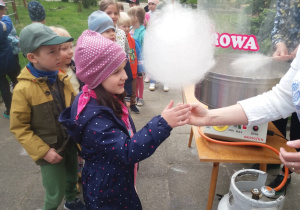 Dzieci z grypy VIII przy stanowisku z watą cukrową.