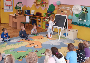 Dzieci z grupy I podczas zabaw z tablicą kredową.