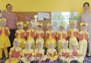 Zdjęcie grupowe "Niedźwiadków" z nauczycielkami