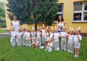 Zdjęcie grupowe "Zajączków" z nauczycielkami