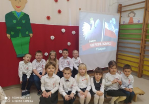 Dzieci z grupy XI oczekujące na występ