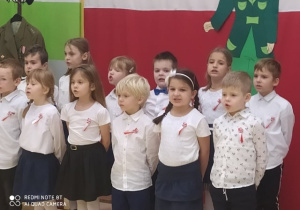 Dzieci recytujące wiersz