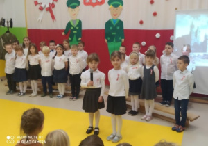 Dwie dziewczynki recytujące wiersz przez mikrofon