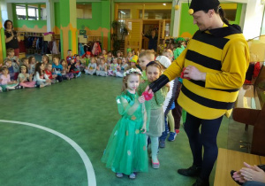 Prowadzący przebrany za pszczołę prowadzi konkurs dla dzieci