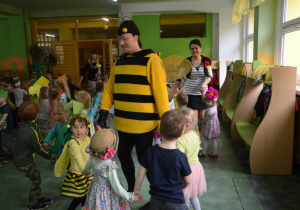Prowadzący przebrany za pszczołę tańczy z dziećmi w kółku