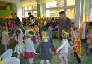 Dzieci tańczące w kółeczkach z nauczycielami