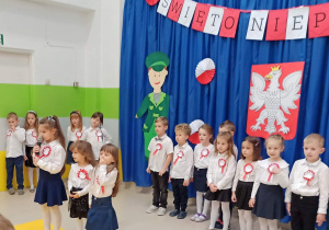 Dzieci z gr. X prezentują wiersze patriotyczne.