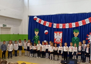 Dzieci z gr. X śpiewają hymn Polski ,,Mazurek Dąbrowskiego".