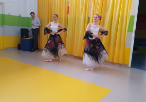 Taniec hiszpański w wykonaniu baletnic