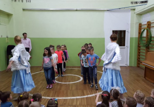 Grupa dziewczynek i chłopców uczy się kroków tańca