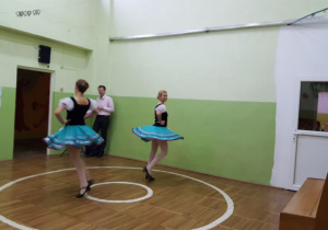 Dwie tancerki w niebieskich spódnicach podczas tańca