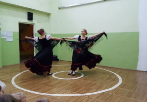Tancerki podczas tańca hiszpańskiego