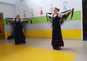 Tancerki w hiszpańskich strojach