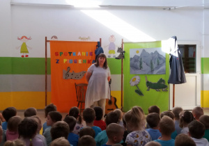 Pani Agatka opowiada dzieciom o muzyce.