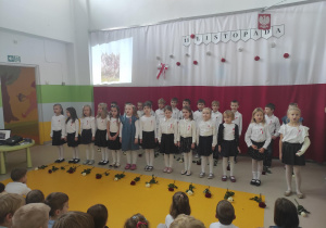 Dzieci z grupy XI recytują wiersze patriotyczne.