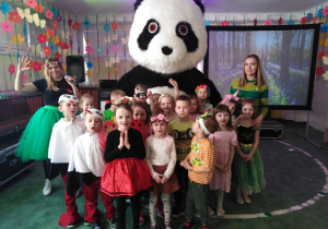 Wspólne zdjęcie dzieci z grupy X wraz z wychowawczynią, prowadzącą zabawę i osobą przebraną za pandę