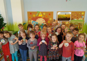 Wspólne zdjęcie dzieci z grupy VI z odznakami "Zielony skrzat"