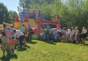 Kolejka przed zamkiem dmuchanym