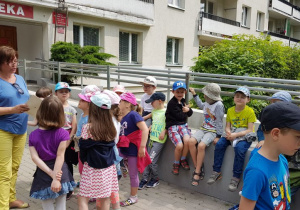 Dzieci pod Biblioteką Miejską przy ul. Wodnika podczas podsumowania akcji czytelniczej
